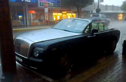 [فيديو] رجل ينسى سيارته رولز رويس مكشوفه في المطر على الطريق
