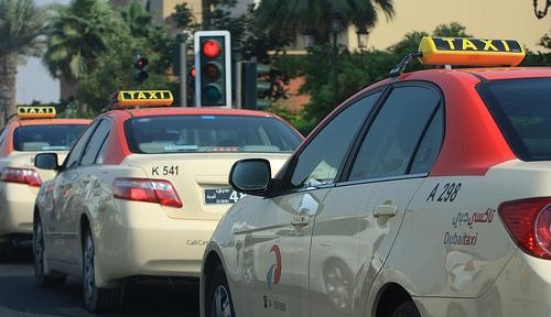 سعودي يكافئ سائق تاكسي في مدينة دبي الذي أرجع له 36 ألفا وجواز سفره بعشرة دراهم فقط !
