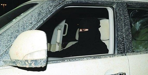 شرطة منطقة “الباحة” توقف فتاة أثناء قيادتها السيارة برفقة والدها المسن الذي فقد الوعي