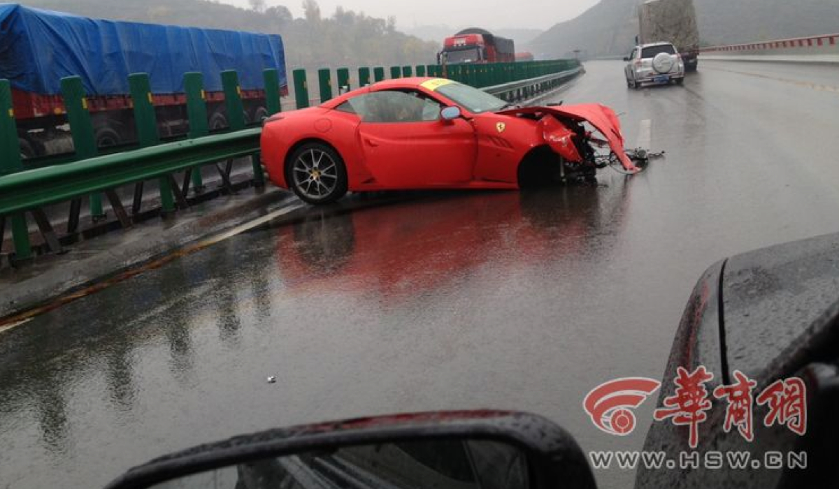 حادث سيارتين من نوع "فيراري" الجديدة على إحدى الطرق الصينية الخطره Ferraris Crash 9