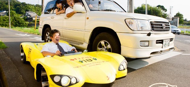 مدرسين وطلاب في اليابان يخترعون اقصر سيارة في العالم ويدخلون "موسوعة جينيس" بالصور والفيديو 7