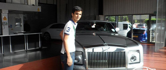 الشاب المسلم “احمد بهانة” ذو 19 عاماً يسافر الى بريطانيا لزيارة مصانع تعديل السيارات والمسئول يرحب به
