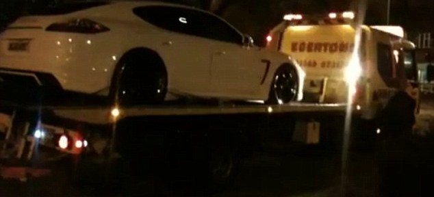 الشرطة البريطانية تحجز سيارة “كارلوس تيفيز” بسبب انتهاء الرخصة ولامجال “للواسطة” بالصور والفيديو