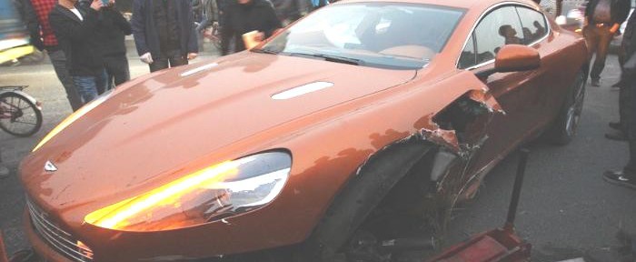 حادث استون مارتن رابيد الجديدة تصطدم في احد الحواجز بشارع في الصين Aston Martin Rapide 1