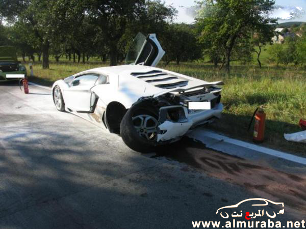 حادث لامبرجيني افنتادور الجديدة أثناء سباقها مع سيارة فيراري بالصور Lamborghini Aventador