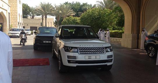 الشيخ محمد بن راشد حاكم مدينة دبي يركب سيارته “الجديدة” رنج روفر 2013 بالصور