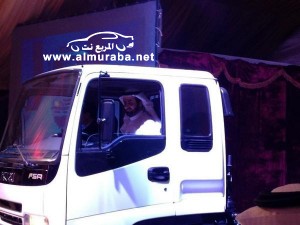 وزير التجارة توفيق الربيعة يدشن اول سيارة ايسوزو يابانية مصنعة في السعودية بالصور 6