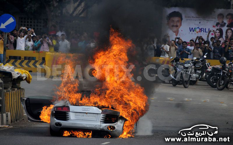 اودي ار ايت "الفاخرة" تحترق بمدينة بمومباي في الهند خلال سباق السيارات في المدينة "صور" 3