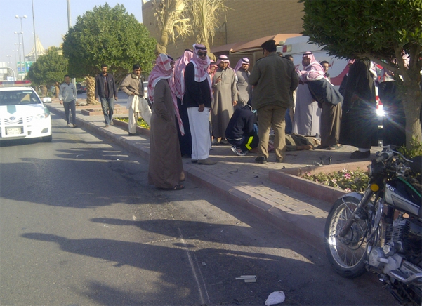 بالصدفة سعودي يشاهد حادث مروري مع المتجمهرين "ويتفاجئ" بأن المتوفى هو والده 6