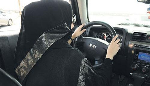 “حادث مروري” في شمال الرياض يكشف قيادة فتاة مبتثعة هي وصديقاتها لسيارة أخوها