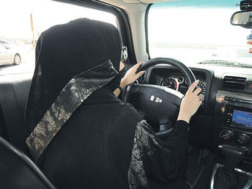 "حادث مروري" في شمال الرياض يكشف قيادة فتاة مبتثعة هي وصديقاتها لسيارة أخوها 3