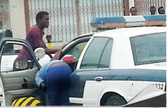 الأمن يسمح لـ”مخالفين الاقامة” بغسل سيارات الشرطة في الوقت الذي تقوم بملاحقتهم !