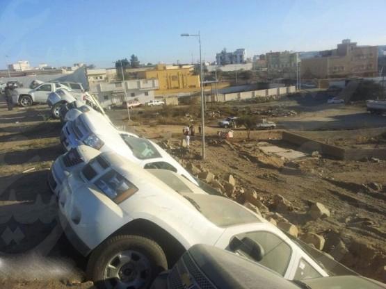 "بالصور" سقوط 14 سيارة جديدة لشركة شفرولية وجمس بعد انهيار جدار المستودع 7
