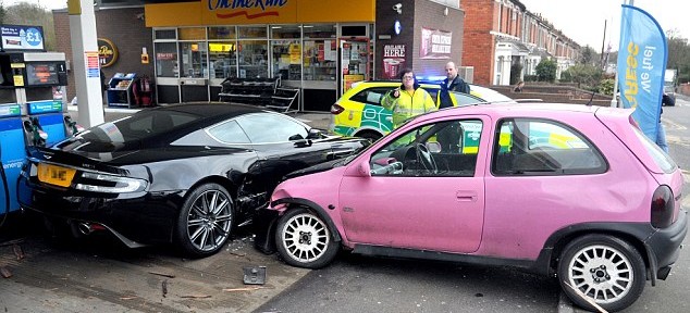 "بالصور" إمراة تصطدم بسيارتها الوردية الصغيرة بسيارة "استون مارتن" الفاخرة 1