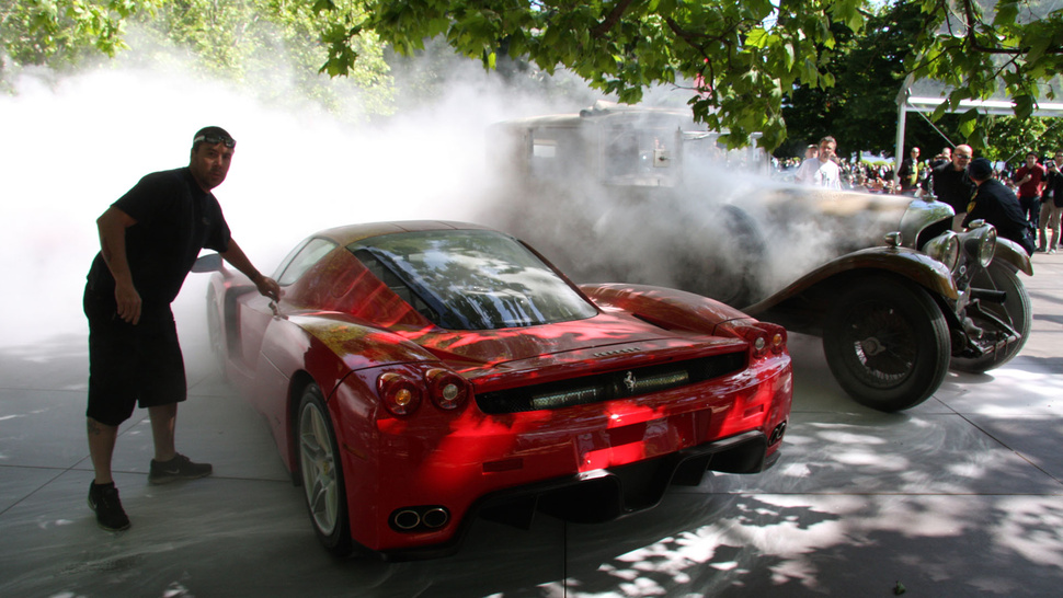 “بالصور” سيارة بنتلي محترقة كادت ان تحرق سيارة فيراري انزو في احتفال “كونسورسو”