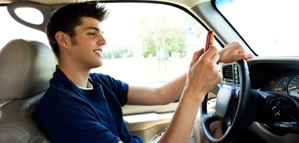 “دراسة” تقول ان نصف الشباب يستخدمون الهاتف الجوال أثناء قيادة السيارة!