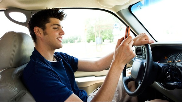 "دراسة" تقول ان نصف الشباب يستخدمون الهاتف الجوال أثناء قيادة السيارة! 5