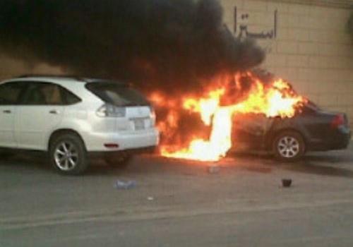 “بالصور” شابان في مدينة الرياض يسرقان سيارة في وضع التشغيل بداخلها امرأة ويفحطان بها ثم يحرقانها