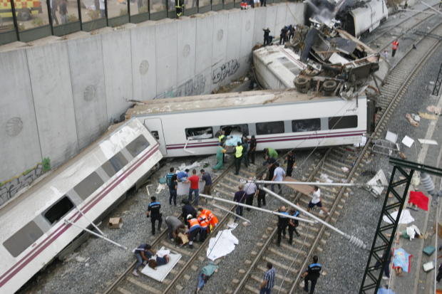 "فيديو" انحراف قطار اسبانيا بمدينة مدريد من الخط يخلف 80 قتيلاً و178 جريحاً 6