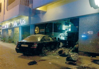 "بالصور" سيارة شخص مخمور تقتل 3 أشخاص بمطعم في مدينة دبي 7