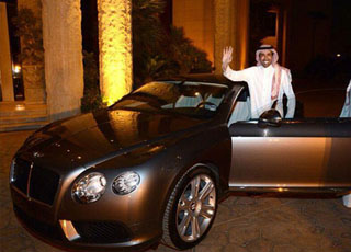 “بالصور” الممثل فايز المالكي يستلم هديته سيارة بنتلي من الامير الوليد بن طلال