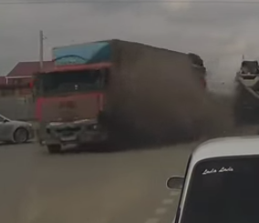 “حوادث روسيا” شاهد كاميرات المراقبة ترصد حادث شنيع لشاحنة فقدت المكابح
