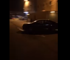 “فيديو” شاب يغامر بحياته ويصدم سيارته عمداً بجدار طمعاً في مبلغ “التأمين”