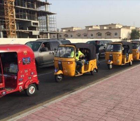 “بالصور” شاهد سيارة التوك توك الصغيرة تغزو شوارع مدينة جدة