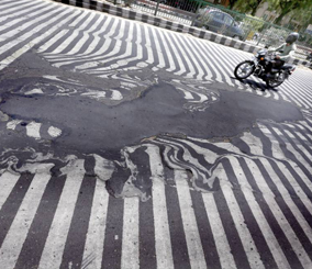 "بالصور" الطرق السريعة بدأت بالذوبان في الهند بسبب درجات الحرارة العالية 1
