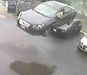 "فيديو" شاهد امرأة تطير بسيارة سوبارو بعد ان ضغطت دواسة البنزين بدلاً الفرامل 3