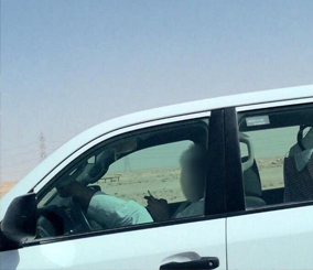 الشيخ العريفي يصور شاباً يقود سيارته برجليه وسرعته 140 كم ويدعو له: الله يهديه “صورة”