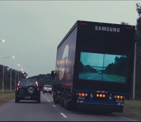 “فيديو” شاهد سامسونج تضع شاشات في خلفية الشاحنات لتمكنك من رؤية الطريق أمامها