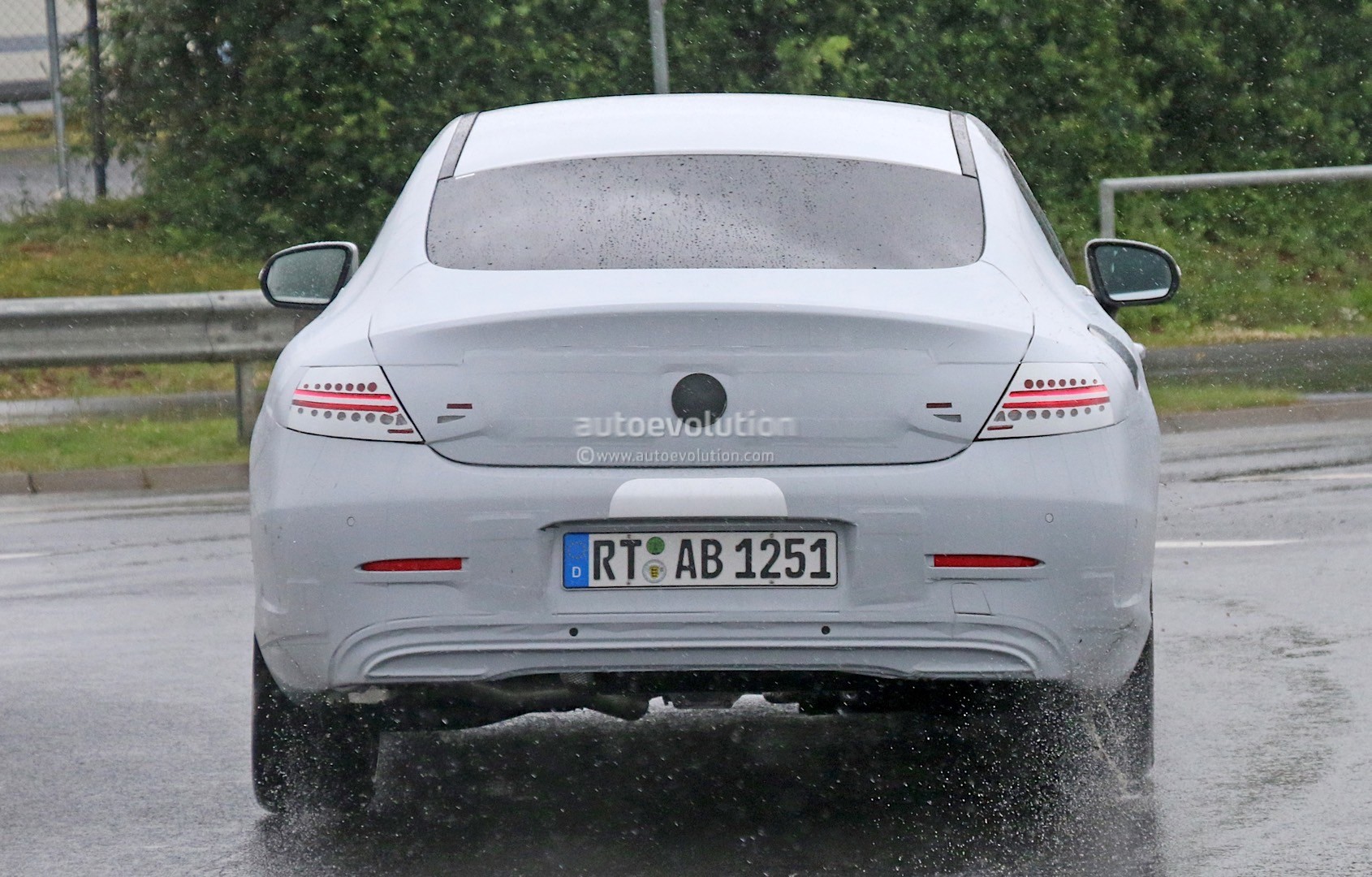 mercedes-benz-c-class-coupe-spied-half-naked-looks-like-a-lessen-s-class-coupe-photo-gallery_10 (1)