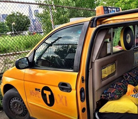 "بالصور" سائق سيارة أجرة يحول سيارته إلى غرفة نوم للسياح أثناء نقلهم 3