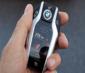 بي ام دبليو الفئة السابعة الجديدة 2016 تحصل على مفتاح بشاشة رقمية يركن السيارة عن بعد BMW Key 7