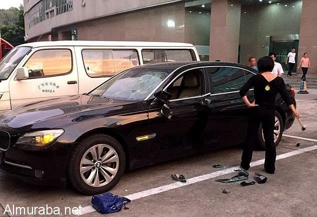 “بالفيديو” زوجة صينية تحطم سيارة فارهة لزوجها بسبب خيانته لها