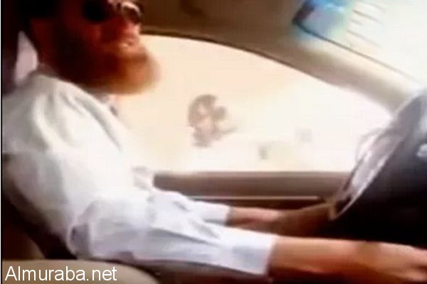 “فيديو” مقيم أمريكي يسخر من رجل أمن بنقطة تفتيش وهو يصور من داخل سيارته