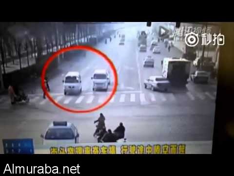 “فيديو” شاهد كاميرات المراقبة ترصد حادثا غريباً على تقاطع في الصين