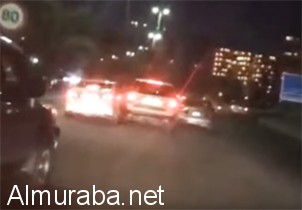 “فيديو” شاهد شخص يغرد وهو يسوق وصدم السيارات وهرب!