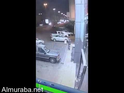 “فيديو” شاب يسرق سيارة في تبوك وهروب امرأة كانت داخلها