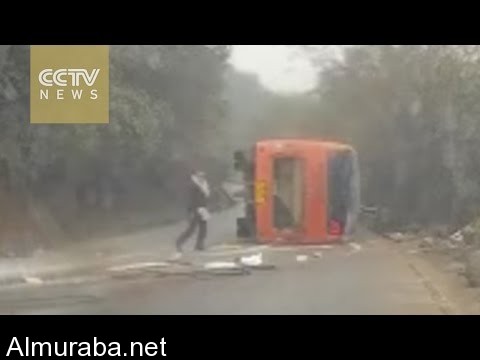 “فيديو” حادث إنقلاب باص يقذف رجلا على الطريق السريع دون ان يتأذى