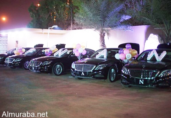 “بالصور” سعودي يهدي خطيبته خمس سيارات مرسيدس كل سيارة تحمل حرف من أسمها