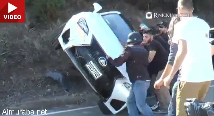 “فيديو” محاولة تعديل سيارة لكزس ار سي اف مقلوبة فسقطت في حفرة