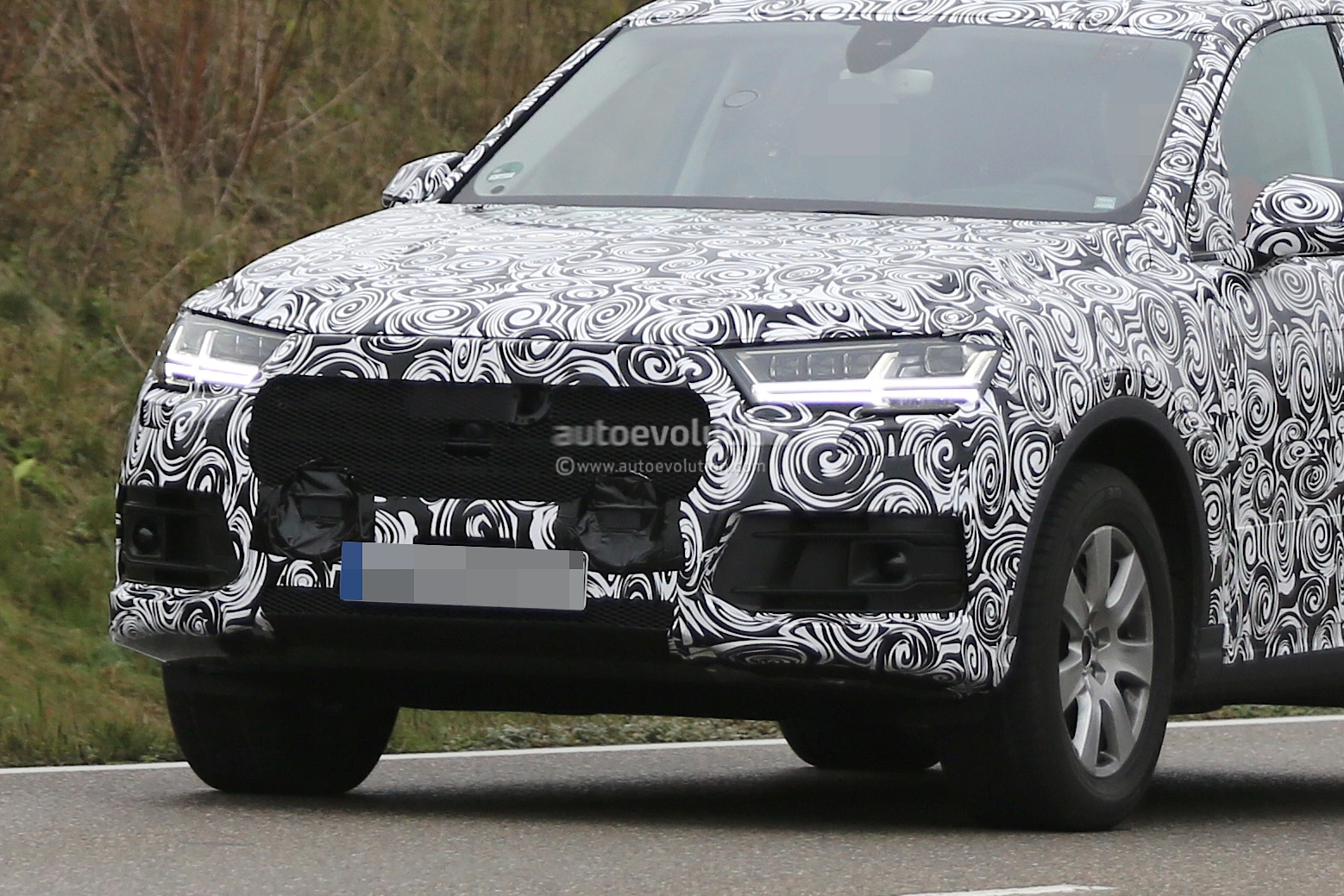 2016-audi-q7-spied-with-matrix-led-headlights-for-first-time_9