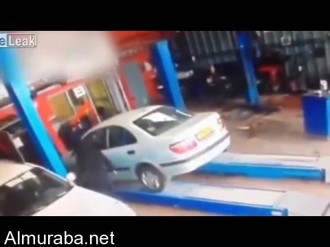 “فيديو” رجل يدهس ميكانيكيا عن طريق الخطأ عند إدخال سيارته الورشة