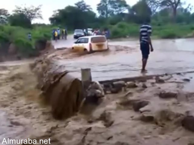 “فيديو” سقوط سيارة في النهر بجنوب افريقيا حاول قائدها العبور فوقه