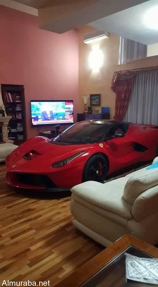 “بالصور” شخص يوقف سيارته فيراري لافيراري داخل غرفة المعيشه في بيته!