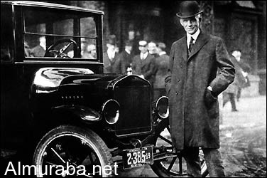 هنري فورد مع السيارة موديل تي في سنة 1921, حوالي مليون سيارة من موديل تي تم إنتاجها في هذه السنة