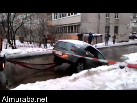 “فيديو” محاولة سحب سيارة من حفرة يؤدي إلى تحطيمها في روسيا