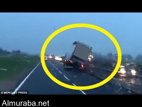 “فيديو” الرياح تجبر شاحنة على السير على عجلتين